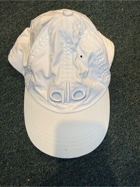 ALO Yoga Off Duty Cap Bright White great condition